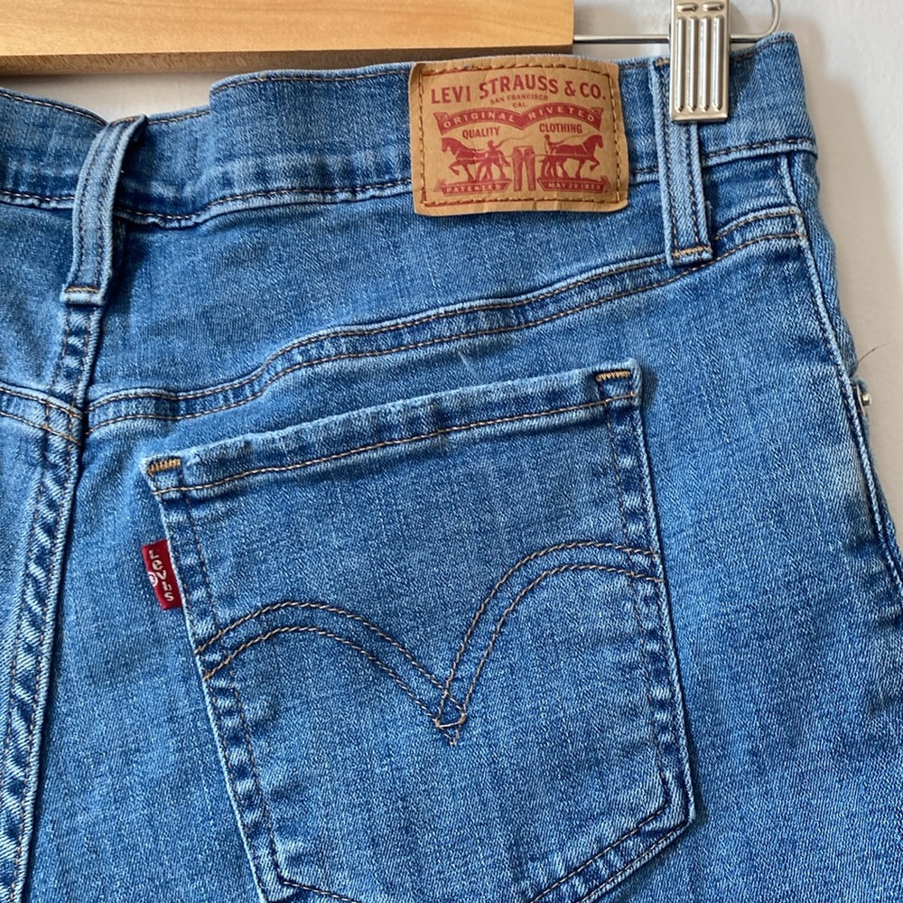 Levi’s women’s denim jean shorts Mid Length Short. Size 30, pockets and stretch - Picture 6 of 8